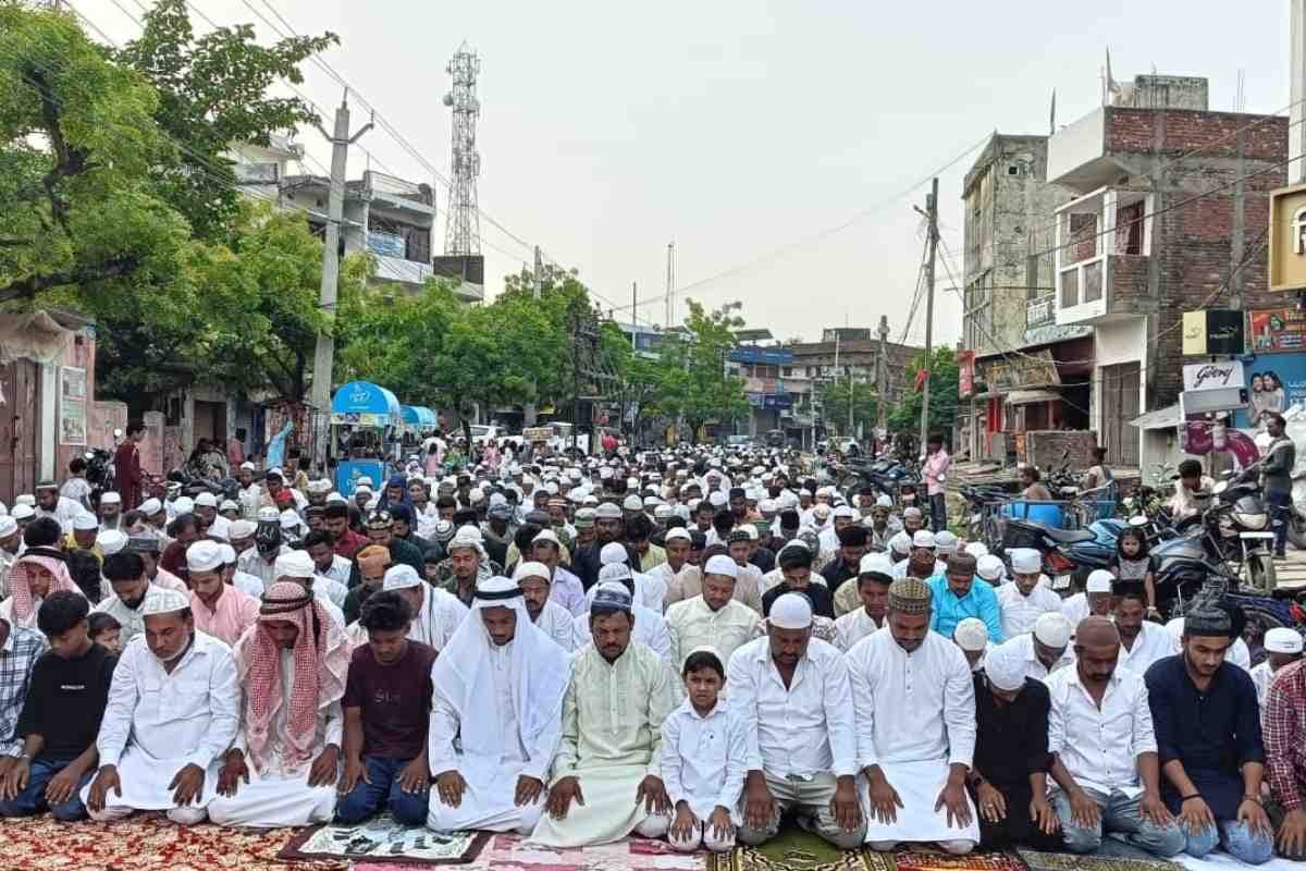बकरीद पर नरकटियागंज की ईदगाहों में उमड़ी भीड़, मुल्क की तरक्की की दुआ