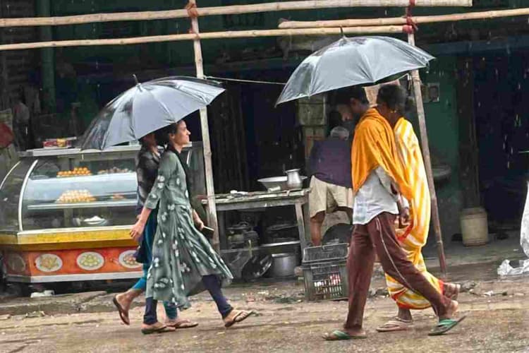 बेतिया में मौसम ने ली करवट, ठंडी हवाओं और बारिश से लोगों को राहत