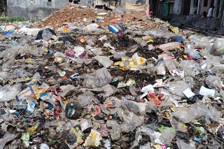 Bettiah News: बाजार के बीच कचरे का अंबार, प्रशासन की अनदेखी से फूटा लोगों का गुस्सा