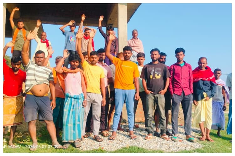 Bettiah News: बॉर्डर की जमीन पर विकास का झांसा, मैनाटांड में करीब 5 लाख की निकासी पर बवाल