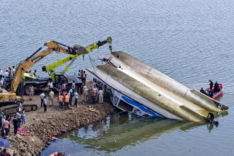 जबलपुर क्रूज हादसा; रेस्क्यू टीम से पहले पानी में कूदे बिहार के 10 मजदूर, मिलेगा 51-51 हजार का इनाम