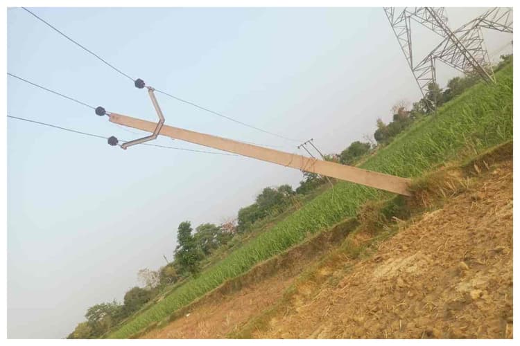 Bettiah News: हाईवे के पास बिजली विभाग की महा-लापरवाही,आंधी-पानी में कभी भी गिर सकता है भारी खंभा