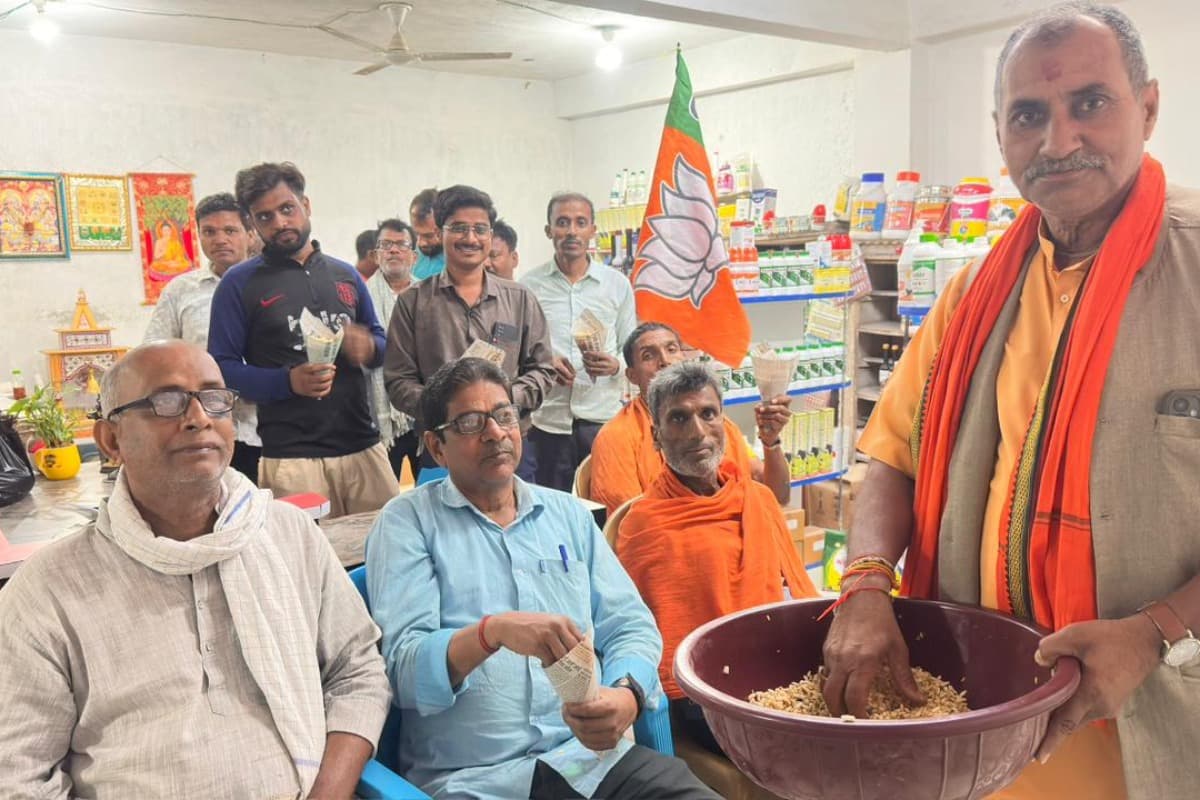 Bettiah News-mainatand-bjp-workers-celebrate-west-bengal-victory-jhalmuri-distribution-report