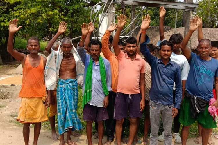 बेतिया: एक सप्ताह से अंधेरे में 40 घर, बिजली नहीं मिलने पर ग्रामीणों का फूटा गुस्सा