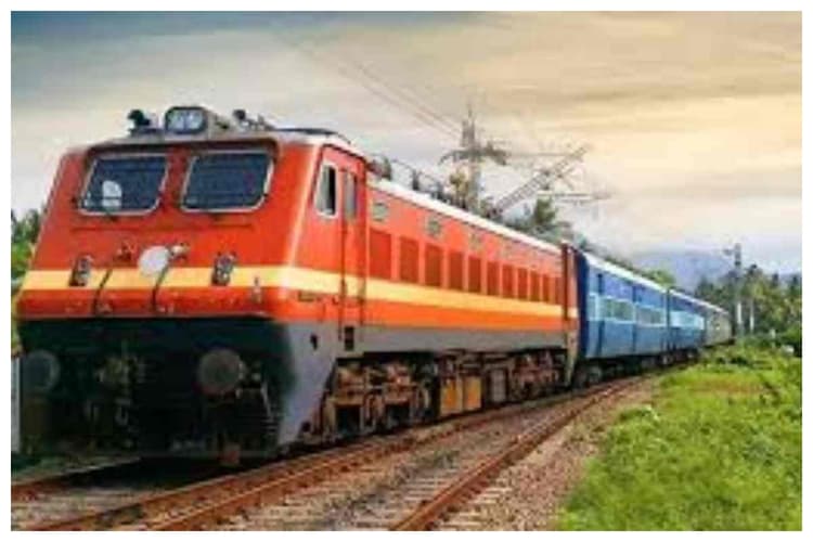 Bettiah News: बेतिया में कल से रेलवे संचालन को मिलेगी नई रफ्तार, हाई-वोल्टेज लाइन तैयार