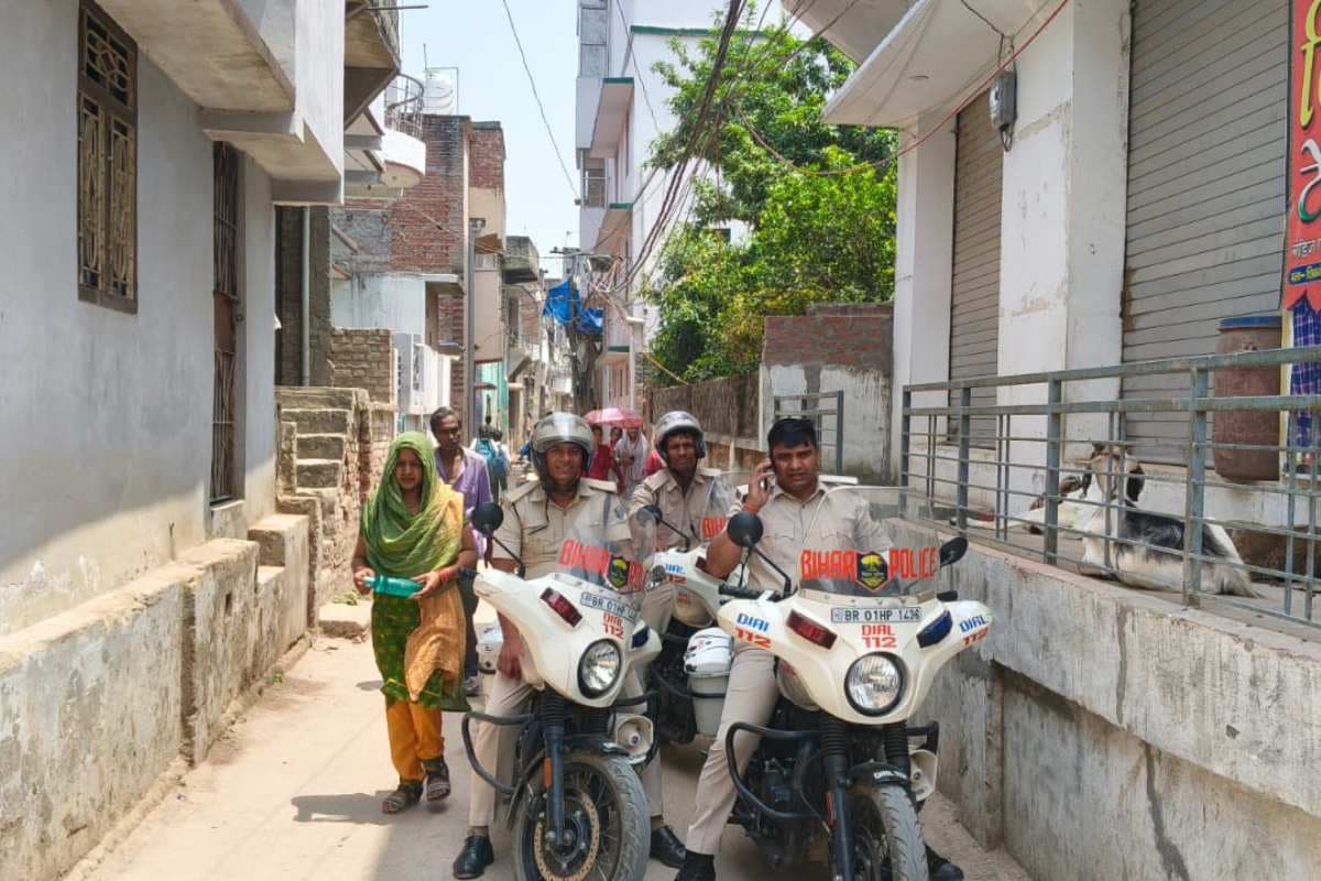 Bettiah News narkatiaganj shikarpur police security for girls outside schools