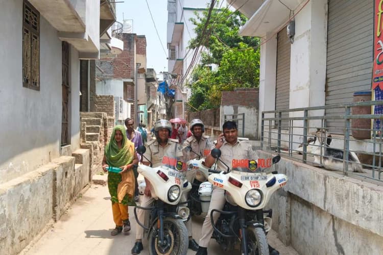 Bettiah: नरकटियागंज में मनचलों की खैर नहीं, स्कूलों के बाहर पुलिस का कड़ा पहरा