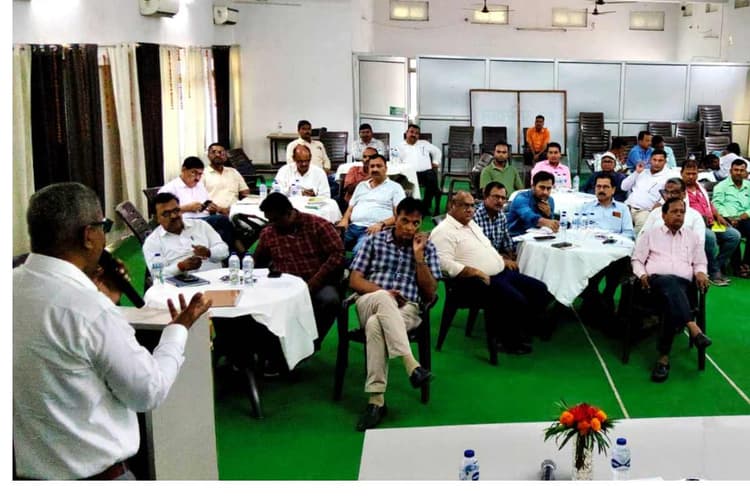 बेतिया: नरकटियागंज चीनी मिल परिसर में गन्ना खेती और यंत्रीकरण पर सेमिनार