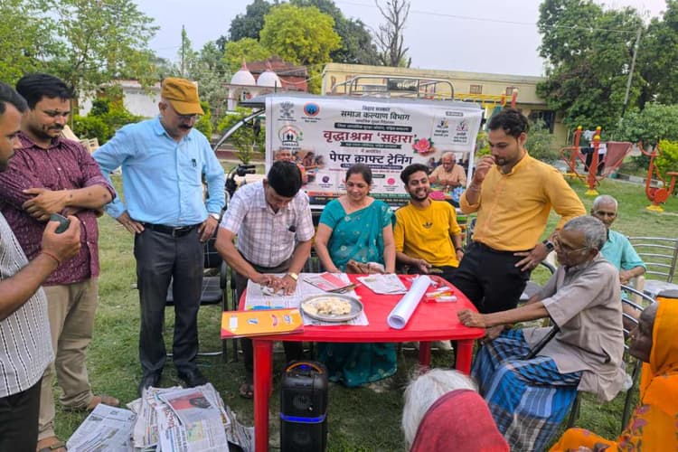 बेतिया : वृद्धाश्रम में बुजुर्गों ने उम्र को दी मात, सीखा पेपर क्राफ्ट