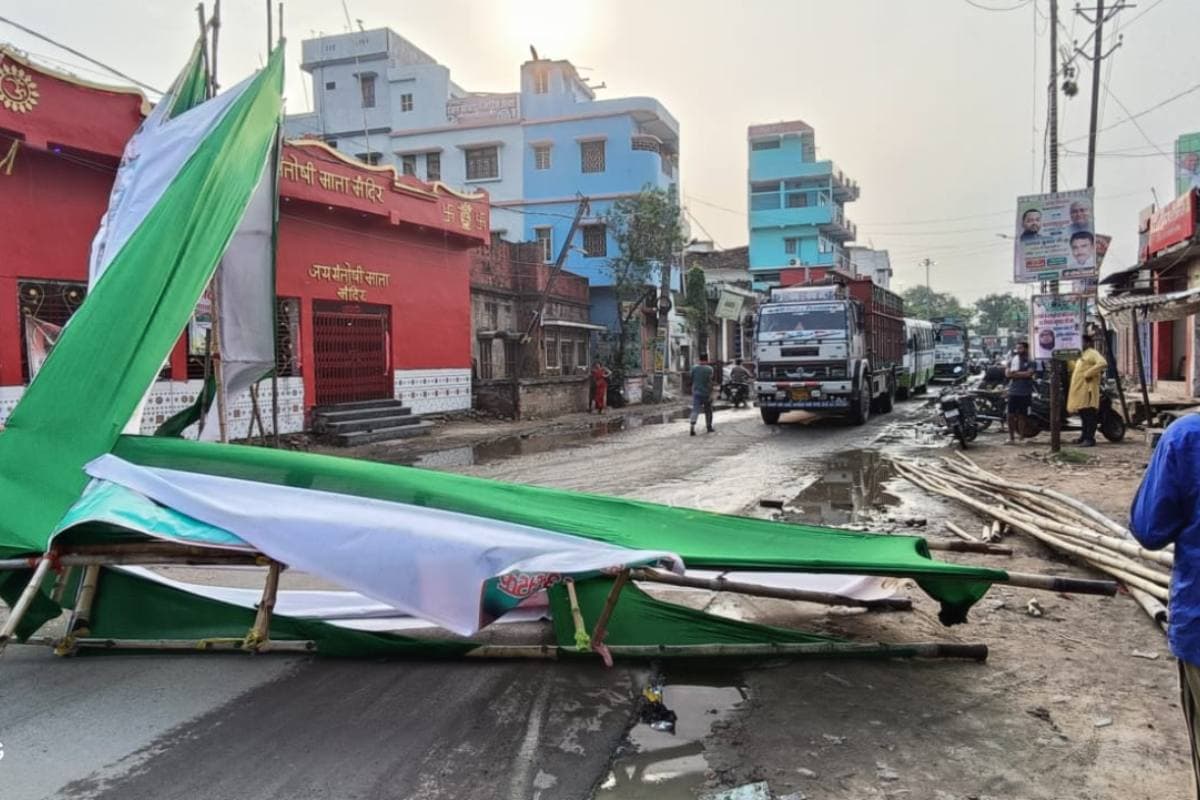 Bettiah News power house chowk welcome gate collapses after truck collision
