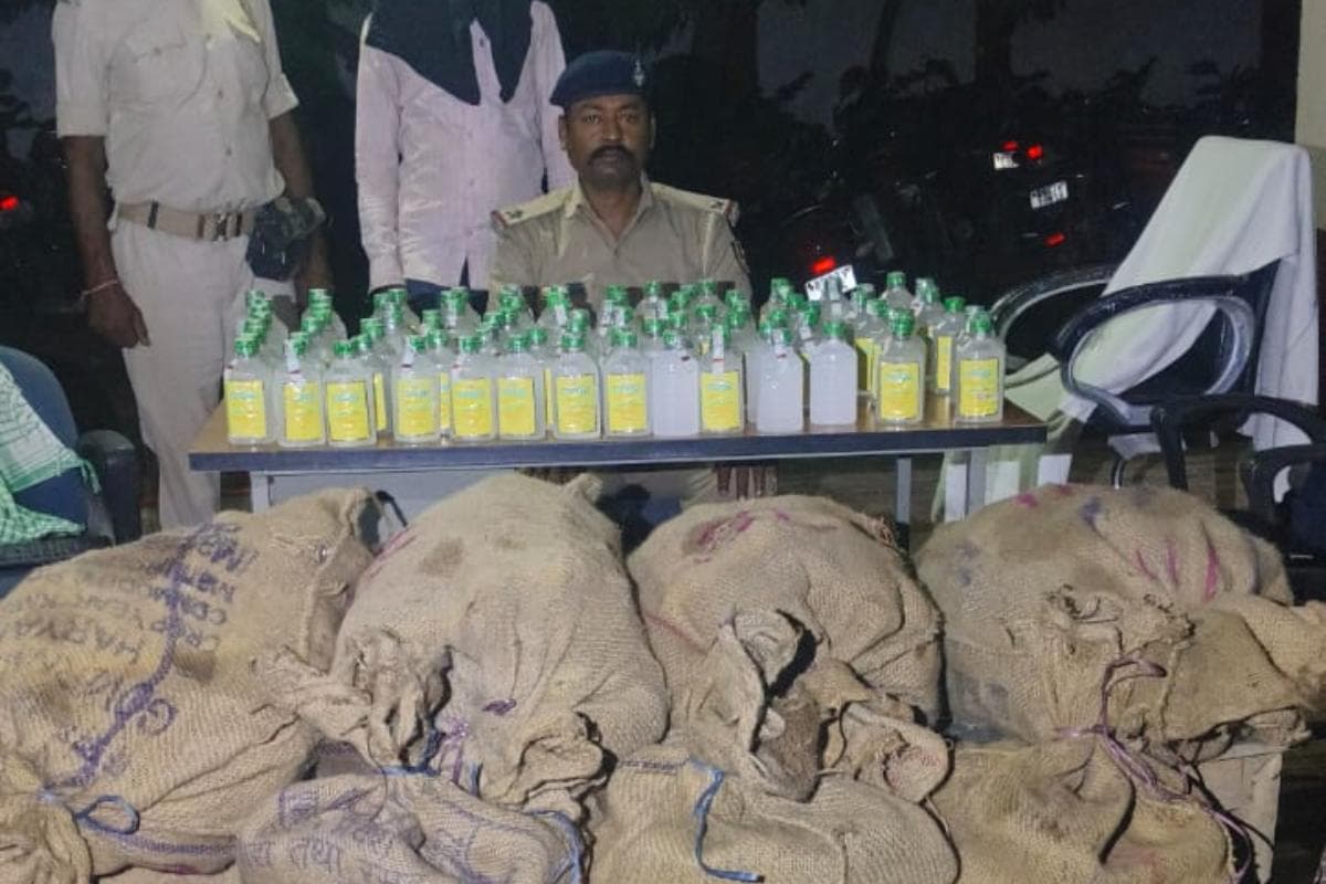 Bettiah News sikta police seized 714 bottles nepali liquor one smuggler arrested