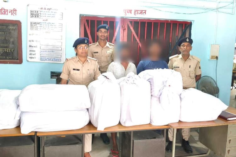 बेतिया: 148 किलो गांजा के साथ दो तस्कर गिरफ्तार, कार जब्त