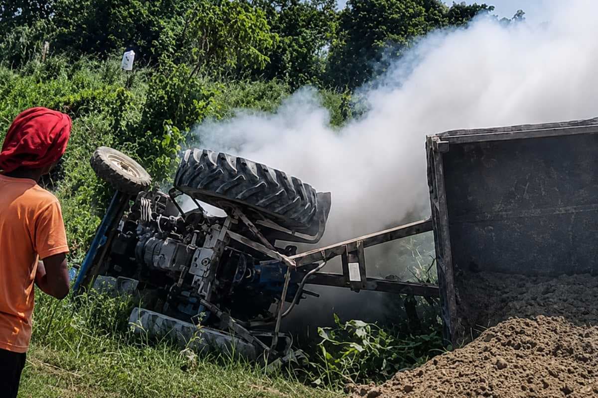 Bettiah News west champaran mainatand tractor trolley overturns driver dies basantpur
