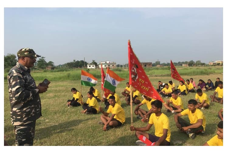 Bettiah News: सेना में भर्ती होने का जुनून, एसएसबी अधिकारियों ने थरुहट के युवाओं को दिए सफलता के टिप्स