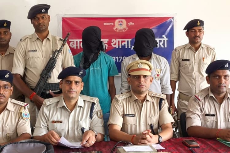 Bokaro: चोरी के सभी सामान के साथ 12 घंटे में दो चोर गिरफ्तार, बंद घर में किया था हाथ साफ