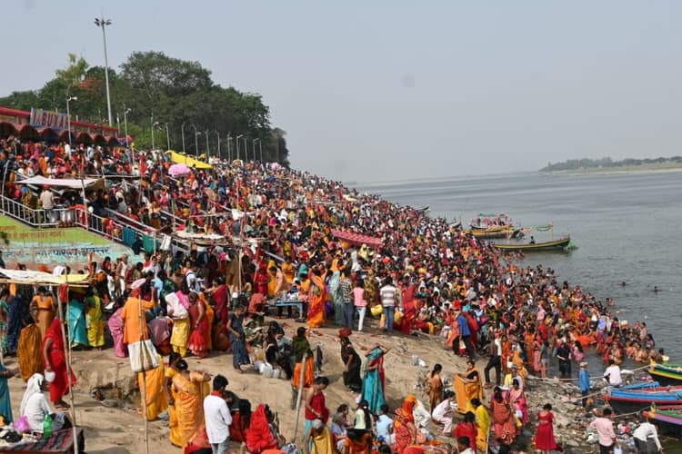 Buxar News: गंगा दशहरा पर बक्सर के गंगा घाटों में उमड़ा आस्था का सैलाब