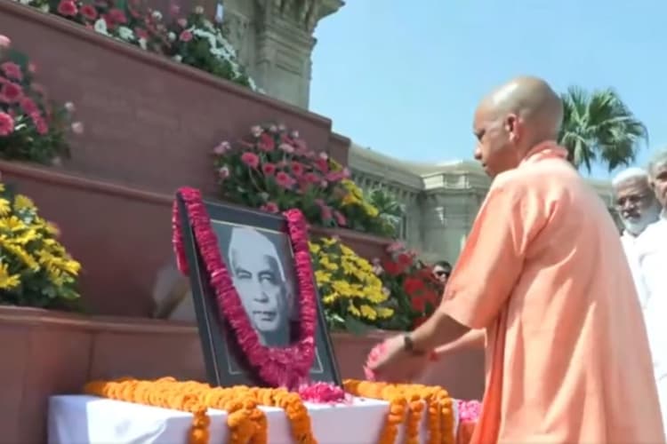 बोले सीएम योगी- किसानों के मसीहा थे चौधरी चरण सिंह