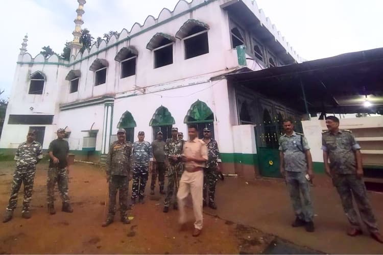 Chaibasa: बकरीद को लेकर नोवामुंडी में पुलिस का सख्त पहरा, फ्लैग मार्च से हुड़दंगियों को कड़ा संदेश