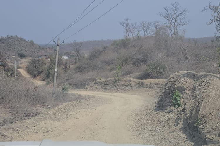 चतरा में सिस्टम फेल, जज्बा पास: बेटी की शादी बचाने को ग्रामीणों ने खुद बनाई 2 दिन में सड़क