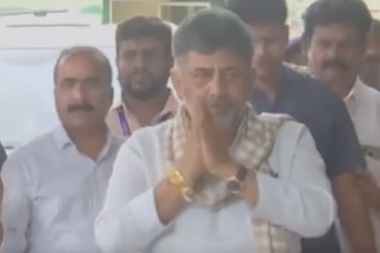 कुछ ही देर में कर्नाटक को मिलेगा नया मुख्यमंत्री, डीके शिवकुमार ने विधानसभा की सीढ़ी छूकर किया प्रणाम