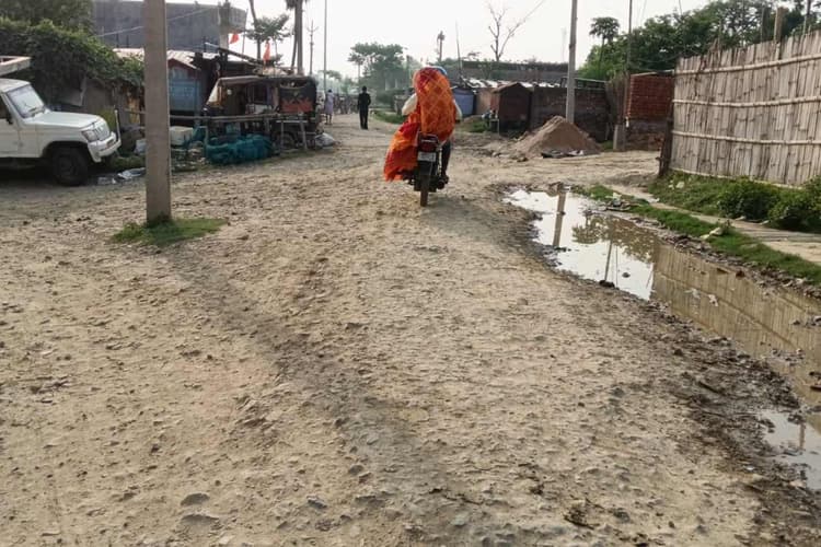 दरभंगा: बिरौल में डेढ़ किलोमीटर सड़क बनी मुसीबत, स्कूली बच्चों का निकलना हुआ मुश्किल