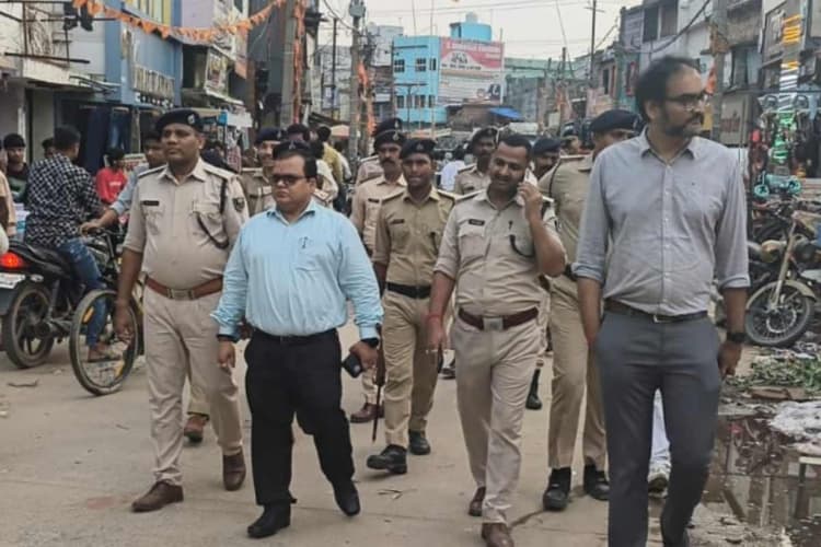 दरभंगा : बकरीद पर बिरौल में सुरक्षा सख्त, एसडीओ और एसडीपीओ के नेतृत्व में निकला फ्लैग मार्च