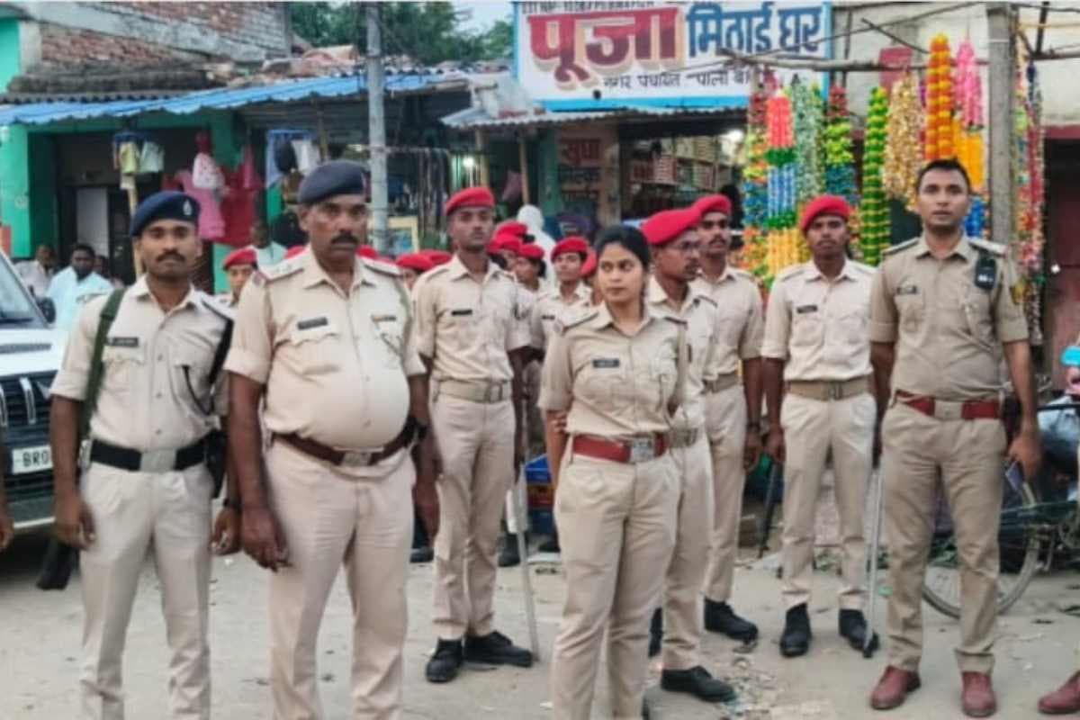 दरभंगा : बकरीद को लेकर अलर्ट मोड पर पुलिस, शांति व्यवस्था के लिए कई गांवों में निकाला फ्लैग मार्च