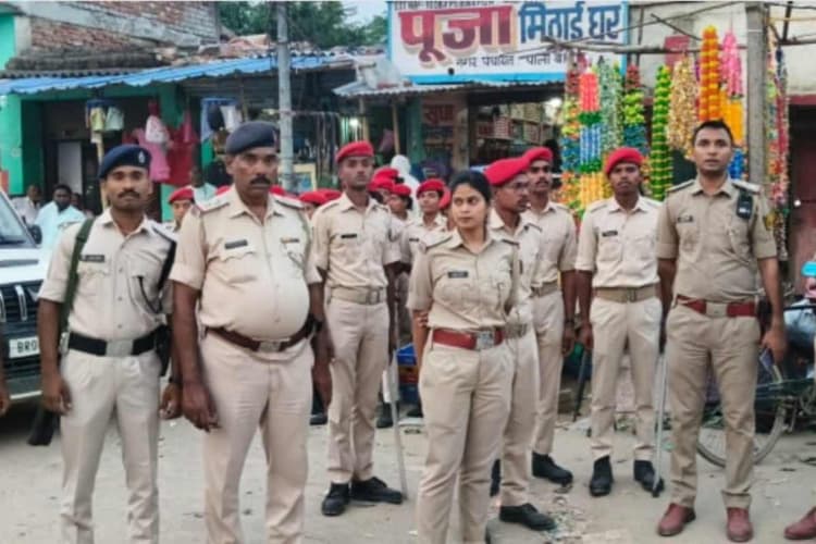 दरभंगा : बकरीद को लेकर अलर्ट मोड पर पुलिस, शांति व्यवस्था के लिए कई गांवों में निकाला फ्लैग मार्च
