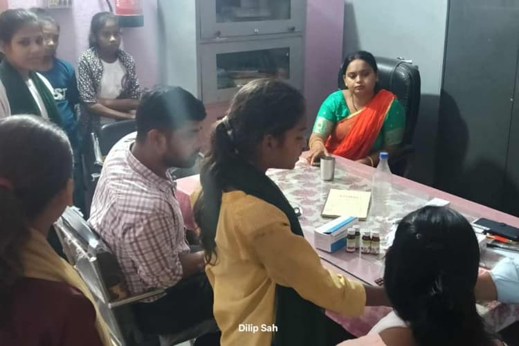दरभंगा : कस्तूरबा विद्यालय में चलंत चिकित्सा दल ने जांची छात्राओं की सेहत, दिए गर्मी से बचाव के टिप्स
