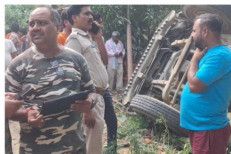 दरभंगा :धेरुक रेलवे गुमटी के पास सीमेंट लदा ट्रक पलटा, चालक की मौत