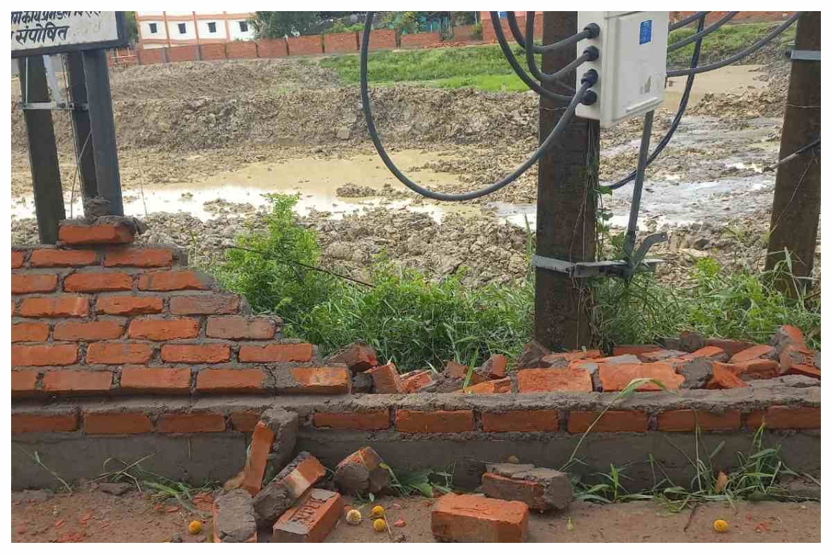 दरभंगा में घटिया निर्माण की खुली पोल, तेज बारिश में ढही अनुसंधान केंद्र की दीवार