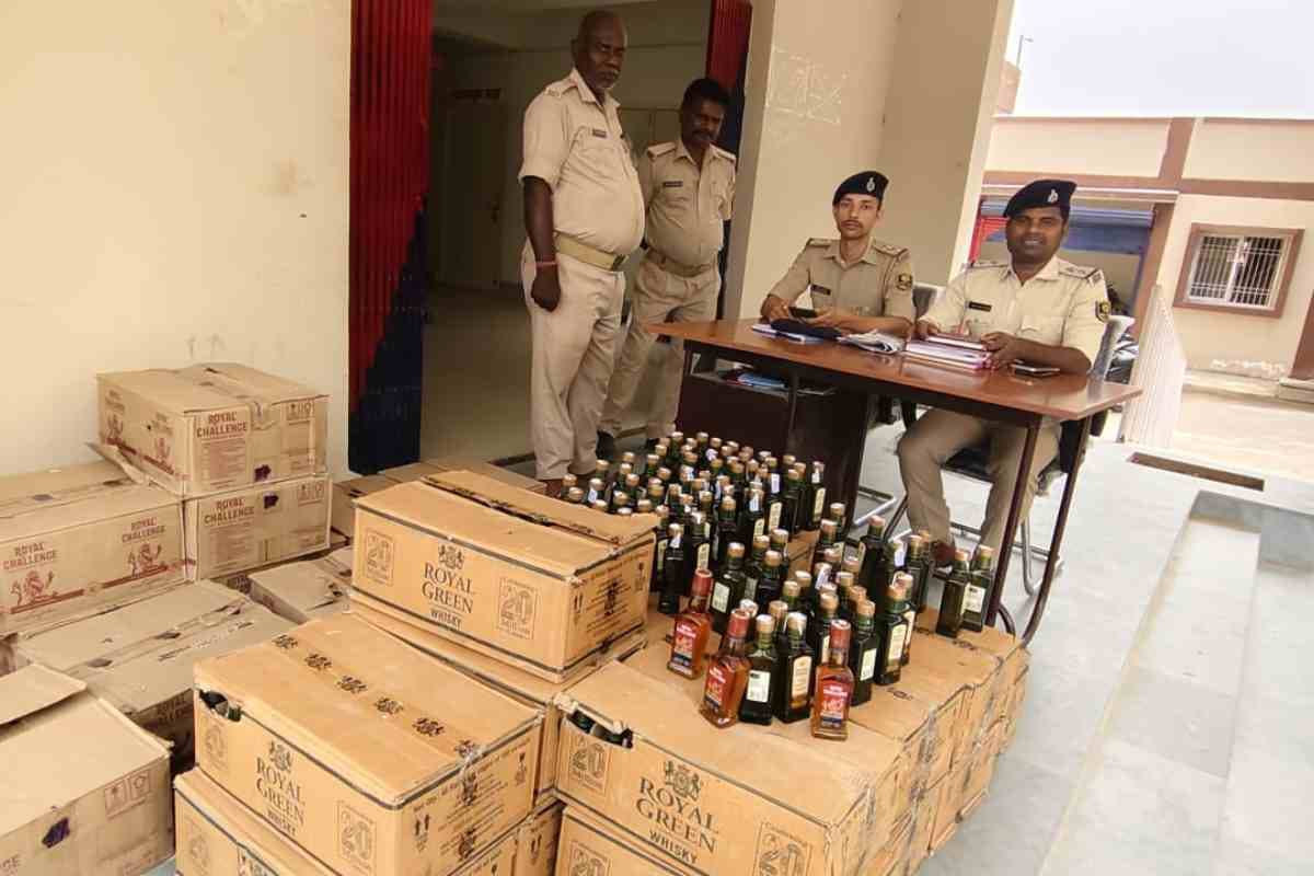 दरभंगा: भूसा घर से निकलने लगीं शराब की बोतलें, गुप्त सूचना पर पुलिस की बड़ी कार्रवाई