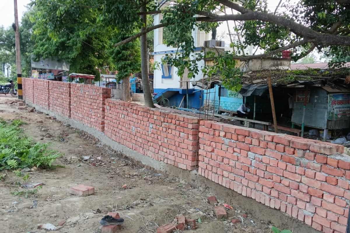 दरभंगा: पंचायत योजनाओं में पारदर्शिता का अभाव, बिना सूचना बोर्ड के धड़ल्ले से हो रहा निर्माण कार्य