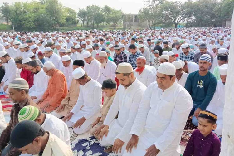 दरभंगा: बिरौल में भाईचारे के साथ मनी बकरीद, हजारों लोगों ने अदा की नमाज