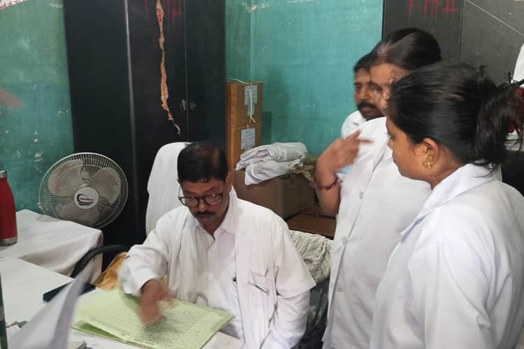 Darbhanga News: डीएमसीएच उपाधीक्षक का औचक निरीक्षण, नशा मुक्ति केंद्र और मेडिसिन विभाग में नहीं मिले डॉक्टर
