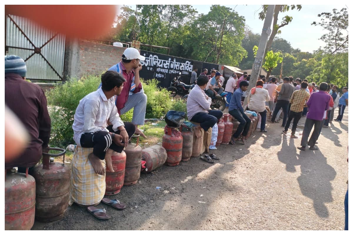 Darbhanga News-gas-crisis-consumers-return-empty-handed-black-marketing-allegation