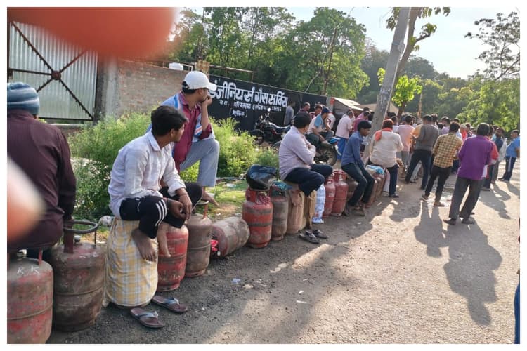 Darbhanga News: रसोई गैस को लेकर मचा हाहाकार, घंटों लाइन में लगने के बाद भी नहीं मिला सिलेंडर