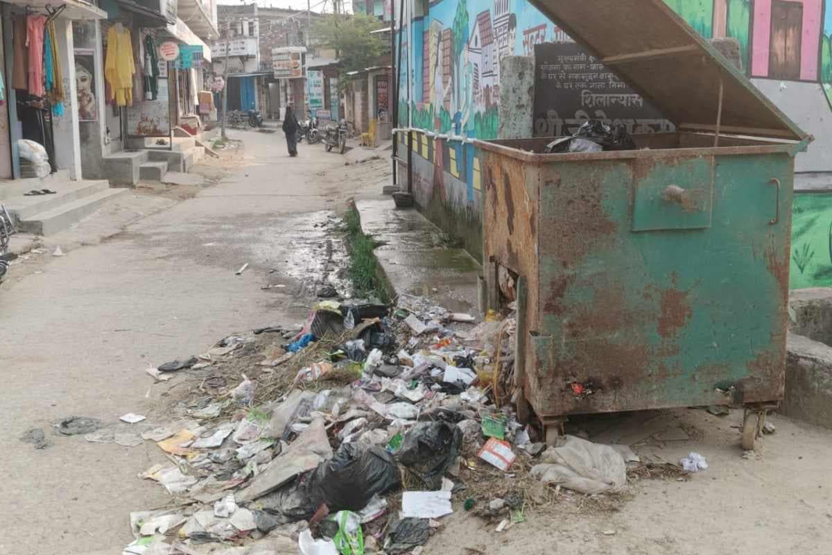दरभंगा: जाले नगर परिषद में सफाई कर्मियों की हड़ताल, कचरे के ढेर से बजबजायी सड़कें