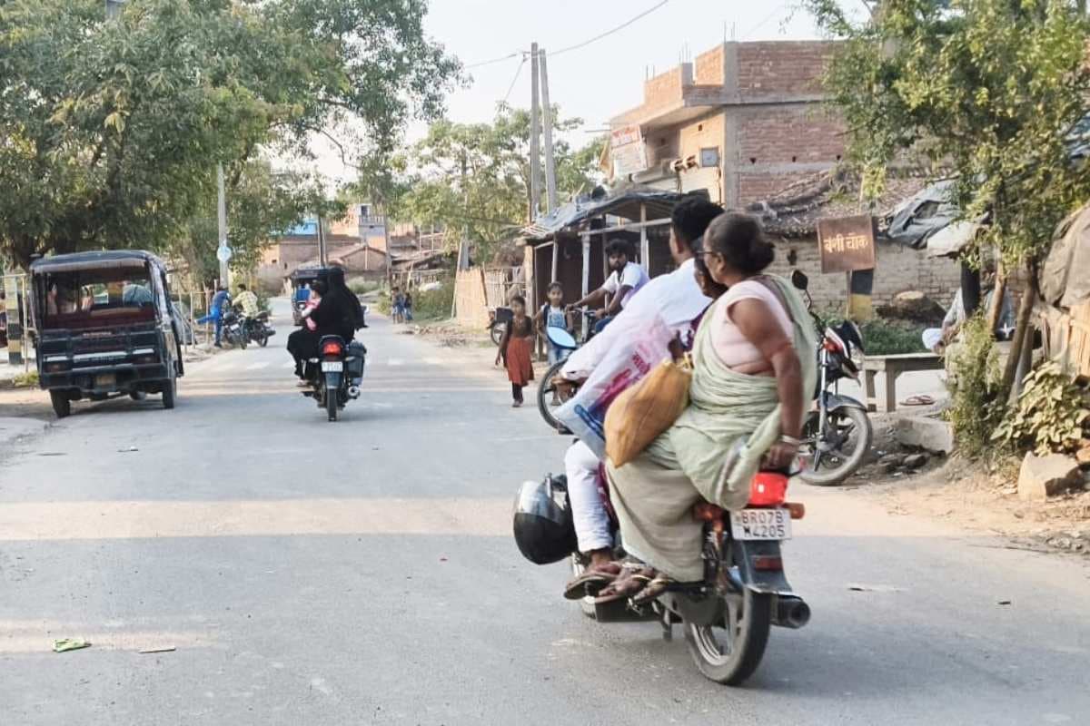 Darbhanga News jale police traffic rules violation bikers carrying helmet on legguard