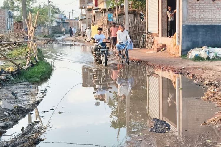 Darbhanga: अंसारी चौक से जहांगीर टोल जाने वाली सड़क पर कीचड़ का अंबार, ग्रामीण परेशान