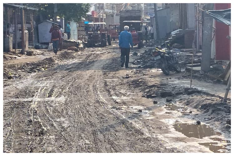 Darbhanga News: पहली बारिश ने ही खोली ड्रेनेज की पोल, सड़कों पर फैला कीचड़