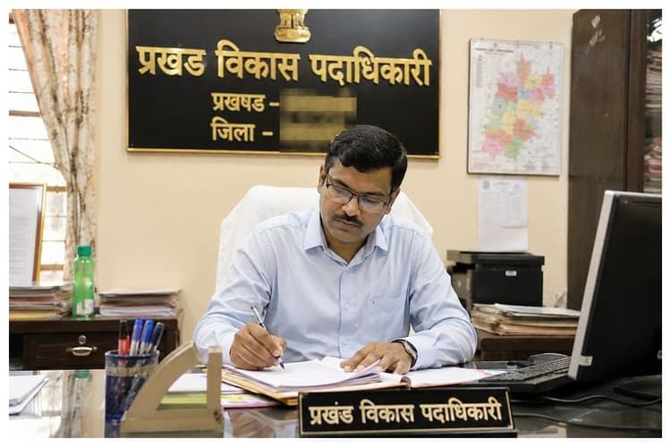 ठप विकास कार्यों पर प्रशासन का एक्शन, पंचायत सचिवों की जगह राजस्व कर्मी तैनात