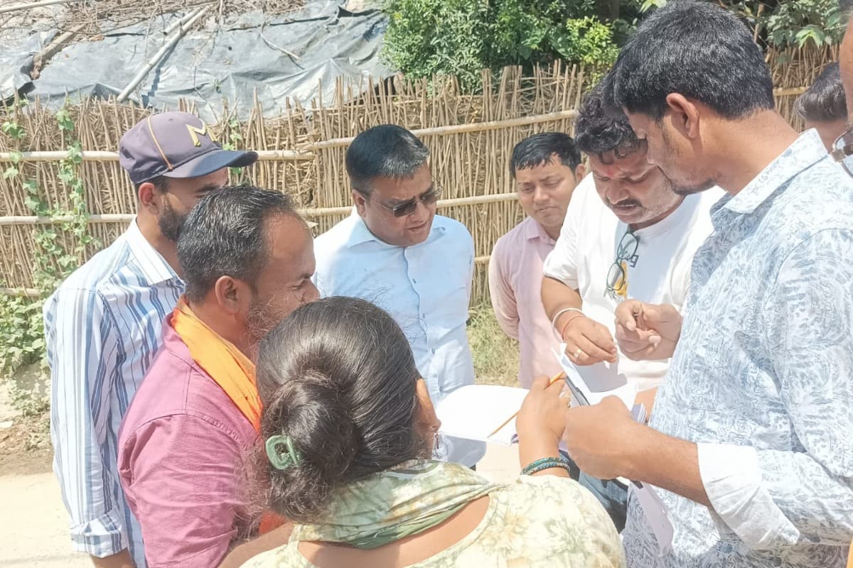 Darbhanga News-kusheshwarsthan-bdo-inspects-census-2027-work-dinmo-panchayat