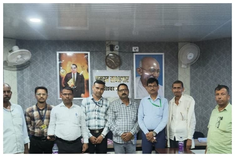 Darbhanga News: डिजिटल जनगणना की जमीनी हकीकत परखने पहुंचे अधिकारी, फील्ड कर्मियों से लिया फीडबैक