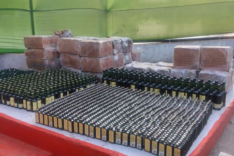 Darbhanga: कुशेश्वरस्थान में पीछा कर पकड़ी शराब से लदी पिकअप, 2455 बोतलें जब्त