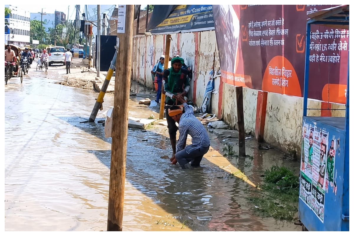 Darbhanga News-vip-road-waterlogging-open-drainage-danger-municipal-corporation-apathy