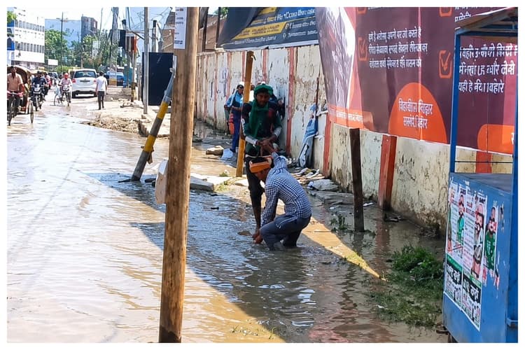Darbhanga News: वीआईपी रोड की बदहाली पर भड़के लोग, खुले नाले दे रहे मौत को दावत