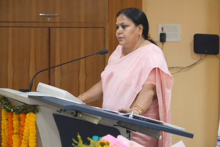 मंत्री दीपिका पांडेय सिंह की दोटूक: सिर्फ दिमाग से नहीं, दिल से भी काम करें झारखंड के अधिकारी