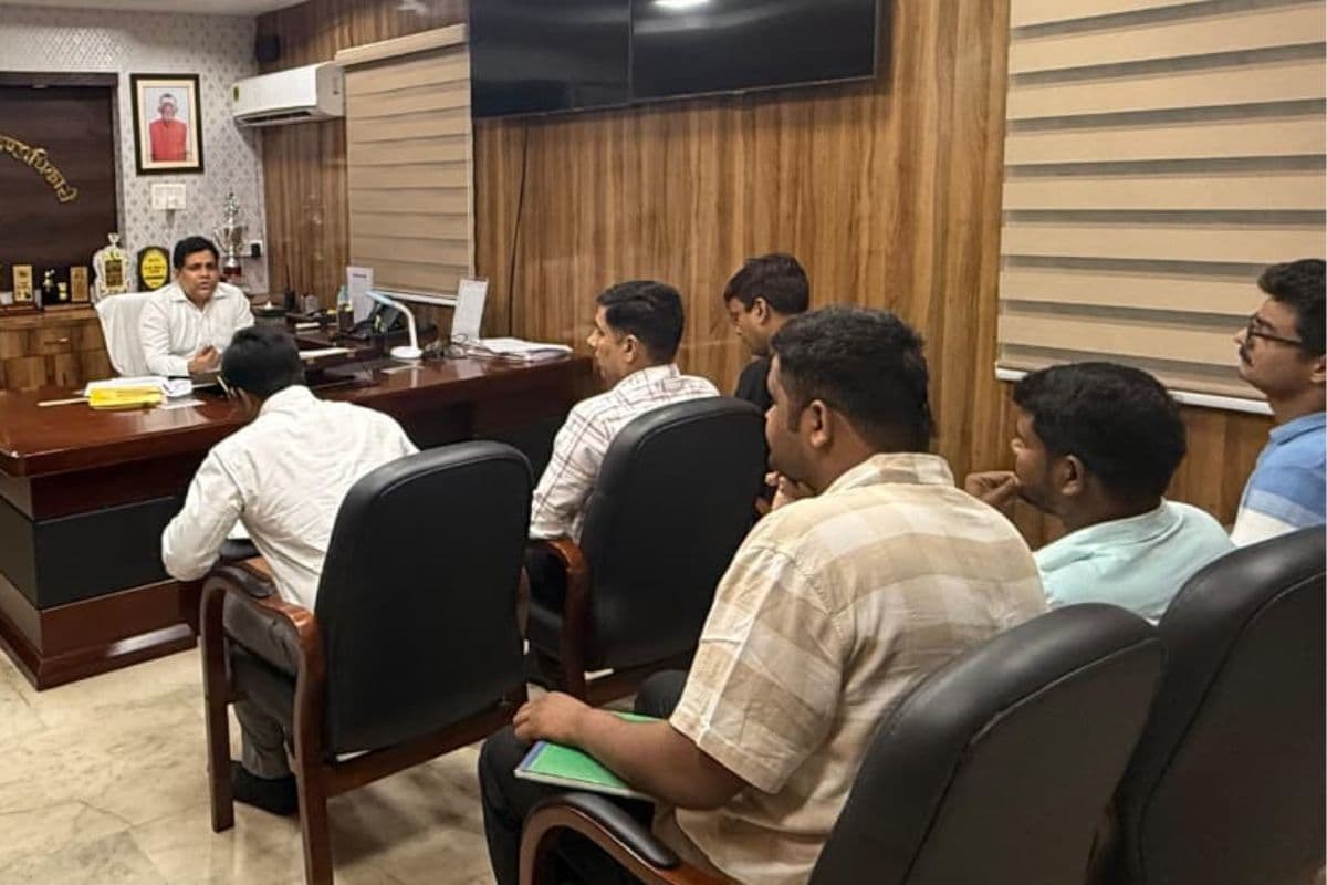 Deoghar: डीसी ने दी चेतावनी, पेट्रोल की किल्लत पैदा करने वालों पर होगी सख्त कार्रवाई