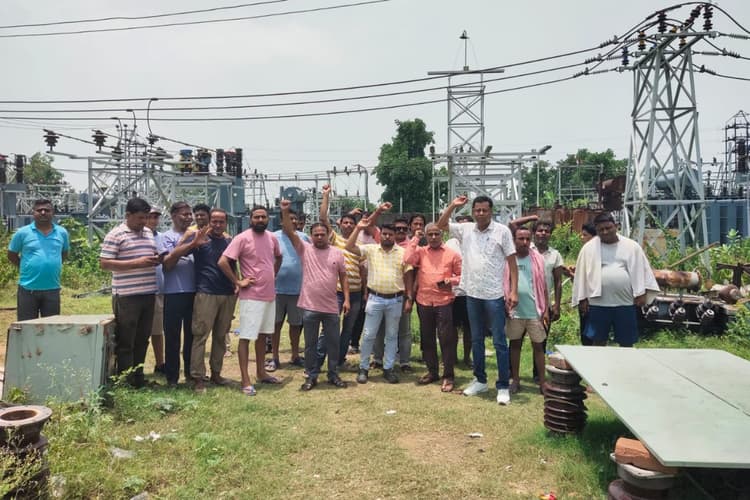 Dhanbad: भागा फीडर का मुख्य ट्रांसफॉर्मर जलने से 24 घंटे ठप रही बिजली, उपभोक्ताओं का हंगामा